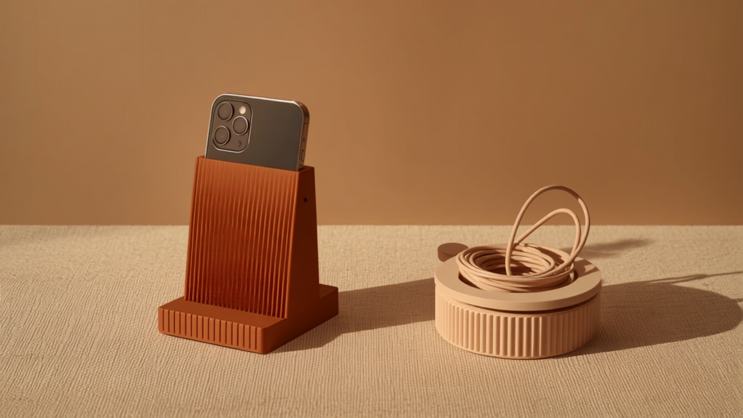 Colección Gadgets — soporte de teléfono y organizador de cables impresos en 3D, tonos cálidos