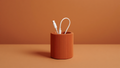 Organizador de cables QAYTU impreso en 3D con textura estriada terracota con cables USB