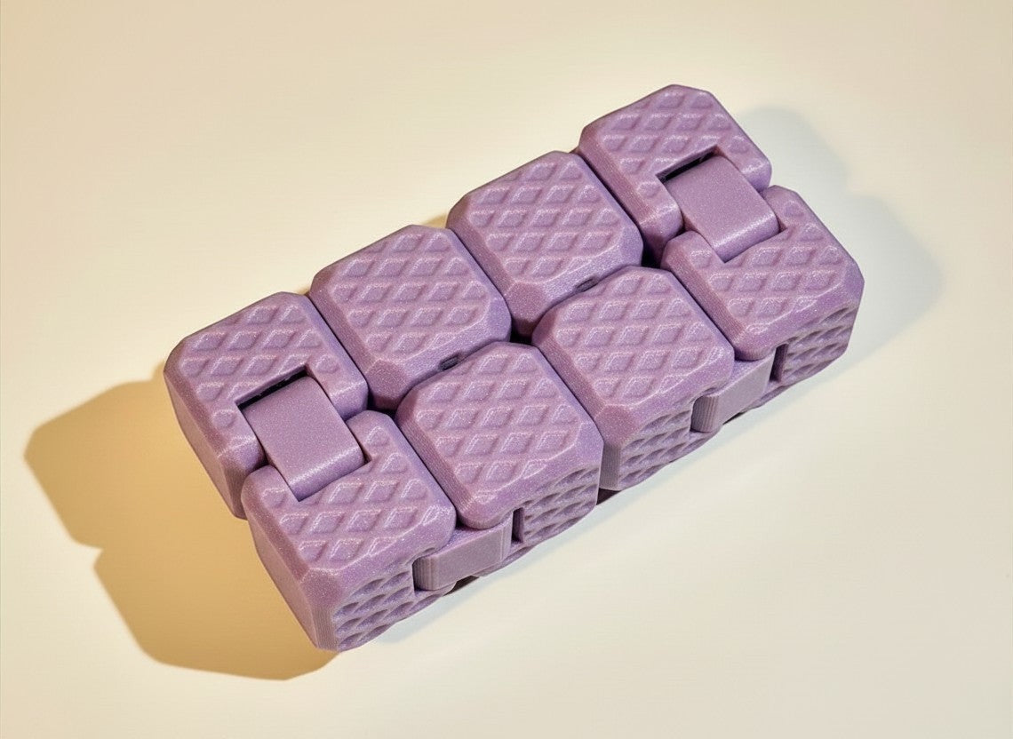 Cubo antiestrés articulado KAKU de Illa Home en color morado con textura de panal, fabricado en PLA y PETG.