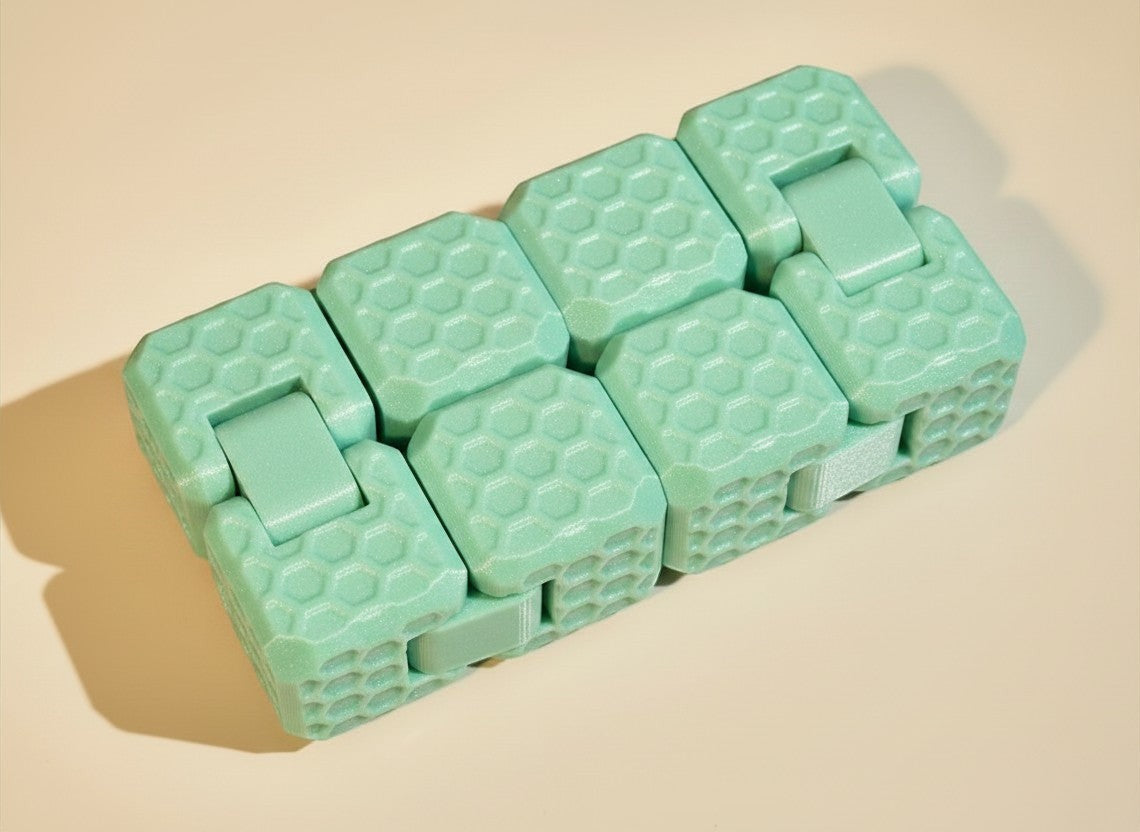 Cubo antiestrés articulado KAKU de Illa Home en color verde menta con textura de panal, fabricado en PLA y PETG.
